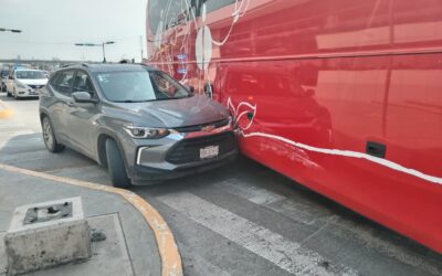 Choque entre ADO y camioneta en el bulevar Independencia deja solo daños materiales