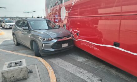 Choque entre ADO y camioneta en el bulevar Independencia deja solo daños materiales