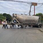 Se desprende remolque de tráiler y obstruye parcialmente la vía en la carretera a Cobos