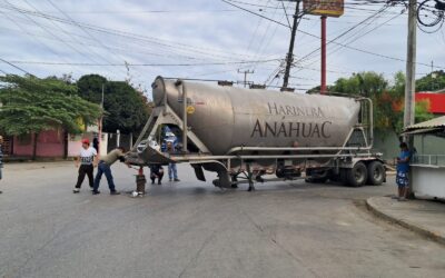 Se desprende remolque de tráiler y obstruye parcialmente la vía en la carretera a Cobos