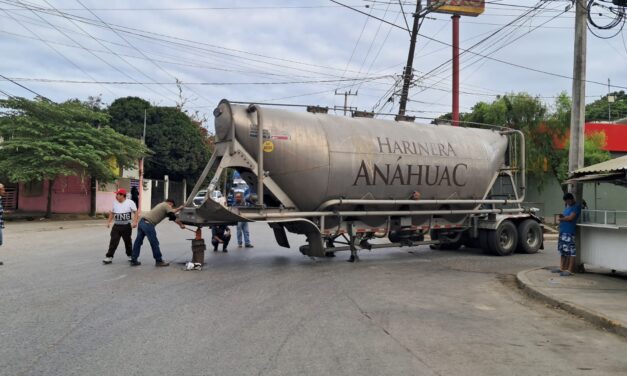 Se desprende remolque de tráiler y obstruye parcialmente la vía en la carretera a Cobos