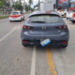 Taxi impacta a Mazda en el bulevar Independencia; solo daños materiales