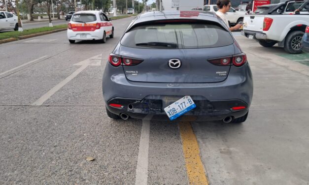 Taxi impacta a Mazda en el bulevar Independencia; solo daños materiales