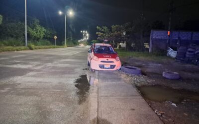 Localizan taxi abandonado en el libramiento Adolfo López Mateos