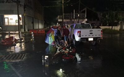 Mientras dormías: Motociclista resulta lesionado tras choque en avenida Cuauhtémoc