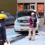 Civiles sofocan incendio de camioneta en rampa de Plaza Cristal