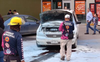 Civiles sofocan incendio de camioneta en rampa de Plaza Cristal