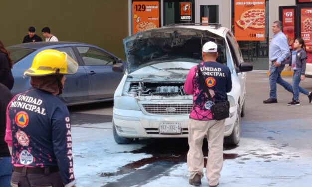 Civiles sofocan incendio de camioneta en rampa de Plaza Cristal