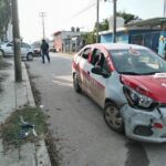 Taxista choca por alcance en la colonia Vicente Guerrero; deja un lesionado leve