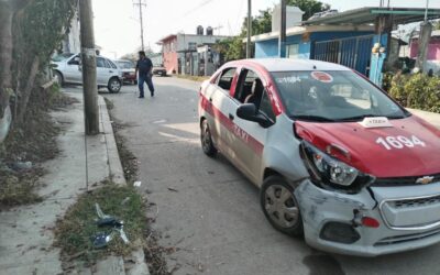 Taxista choca por alcance en la colonia Vicente Guerrero; deja un lesionado leve