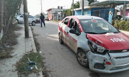 Taxista choca por alcance en la colonia Vicente Guerrero; deja un lesionado leve