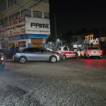 Taxista falla maniobra, mete reversa y provoca choque en el Centro