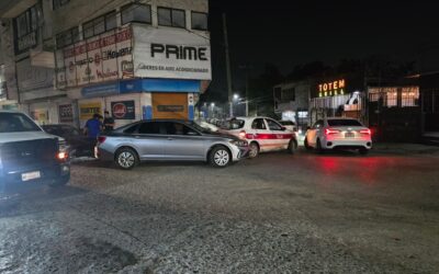 Taxista falla maniobra, mete reversa y provoca choque en el Centro