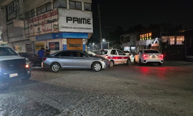 Taxista falla maniobra, mete reversa y provoca choque en el Centro