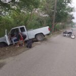 La «Paloma» se sale del camino y queda encallada en la carretera a Cobos