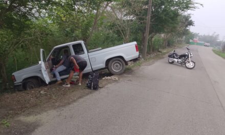 La «Paloma» se sale del camino y queda encallada en la carretera a Cobos