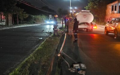 Pierde el control y se impacta contra poste en el libramiento López Mateos; hay un lesionado leve