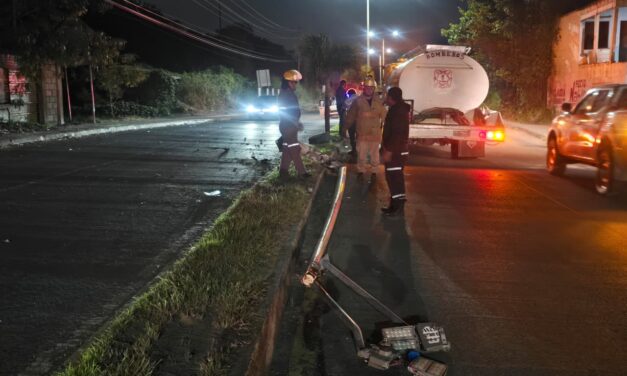 Pierde el control y se impacta contra poste en el libramiento López Mateos; hay un lesionado leve