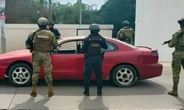 Aseguran vehículo con placas sobrepuestas durante operativo policiaco