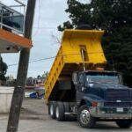 Camión de volteo arranca cables y mufas en Santiago de la Peña; dejan sin servicio a vecinos