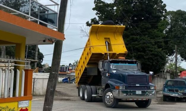 Camión de volteo arranca cables y mufas en Santiago de la Peña; dejan sin servicio a vecinos