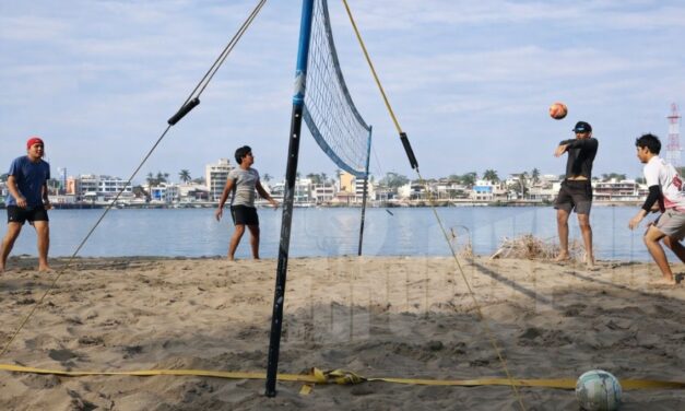 De la inundación nació una cancha: jóvenes convierten la tragedia en deporte en Santiago de la Peña
