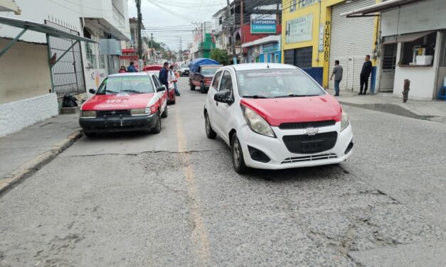 Accidente vial frente al Centro Educativo Tuxpan deja solo daños materiales