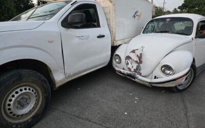 Aparatoso choque sacude crucero en la colonia Federico García Blanco