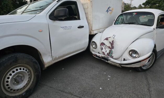 Aparatoso choque sacude crucero en la colonia Federico García Blanco