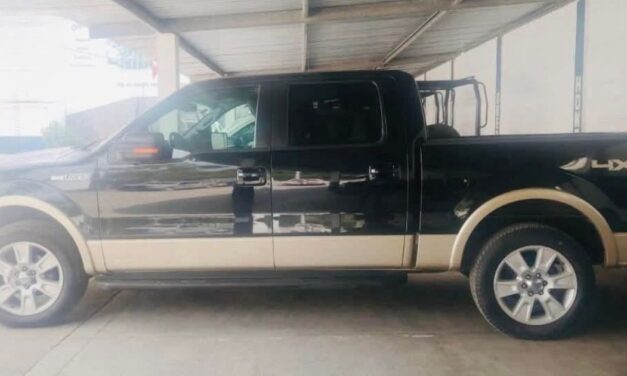 Aseguran camioneta presuntamente abandonada en pleno Centro de Tuxpan; quedó bajo resguardo oficial