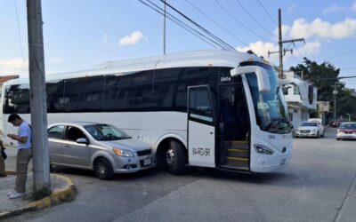 Camión de pasajeros provoca choque en plena avenida Cuauhtémoc