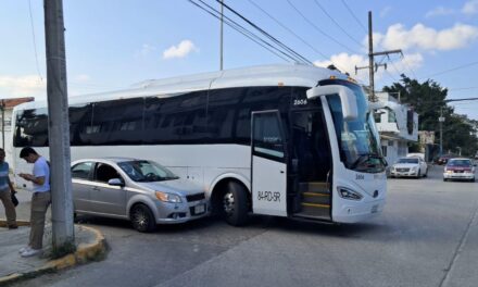 Camión de pasajeros provoca choque en plena avenida Cuauhtémoc