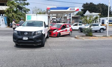 Choque en Demetrio Ruiz Malerva deja daños materiales en Zapote Gordo