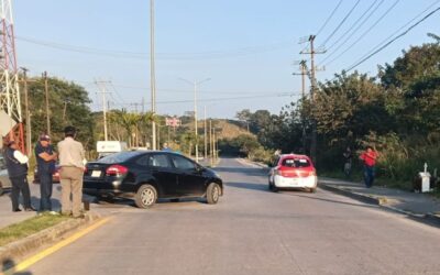 Choque entre taxi y automóvil deja una mujer lesionada en el libramiento López Mateos