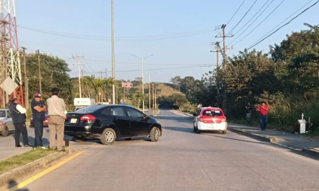 Choque entre taxi y automóvil deja una mujer lesionada en el libramiento López Mateos