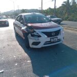 Encontronazo entre taxistas en el libramiento deja daños materiales