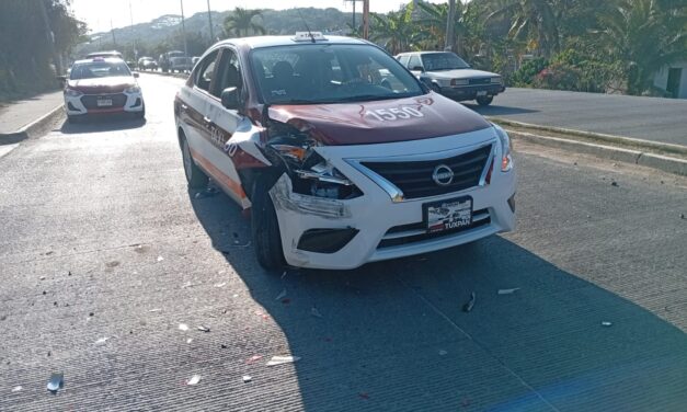 Encontronazo entre taxistas en el libramiento deja daños materiales