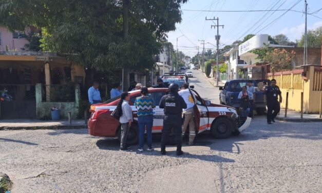 Joven conductor provoca choque con taxi y deja una mujer lesionada en la colonia Miguel Alemán