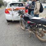 Motociclista resulta lesionado tras chocar contra taxi en el Libramiento López Mateos