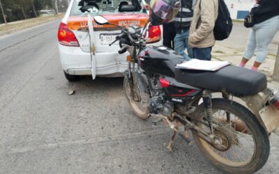 Motociclista resulta lesionado tras chocar contra taxi en el Libramiento López Mateos