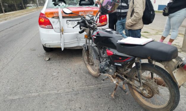 Motociclista resulta lesionado tras chocar contra taxi en el Libramiento López Mateos