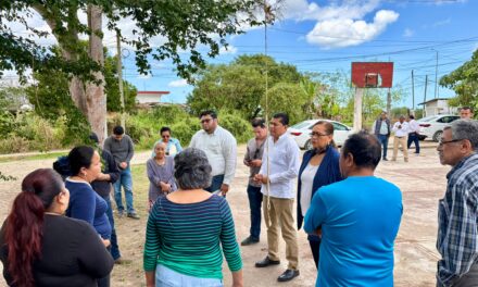 René Cruz atiende solicitud vecinal y supervisa “El Parquecito” en la colonia Democrática