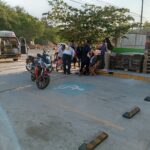 Taxi intenta vuelta en U y provoca brutal choque; embarazada termina hospitalizada