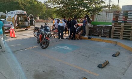 Taxi intenta vuelta en U y provoca brutal choque; embarazada termina hospitalizada