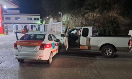 Taxi provoca choque al intentar dar vuelta en la colonia Olímpica
