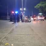 Taxista embiste y huye; motociclista queda tendido sobre el libramiento
