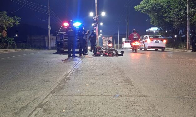 Taxista embiste y huye; motociclista queda tendido sobre el libramiento