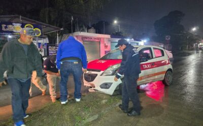 Conductor ebrio choca taxi contra camellón en el libramiento López Mateos