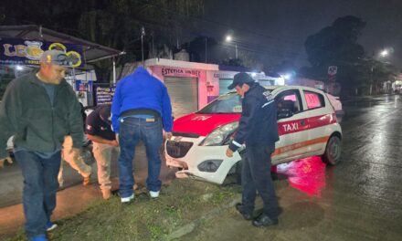 Conductor ebrio choca taxi contra camellón en el libramiento López Mateos
