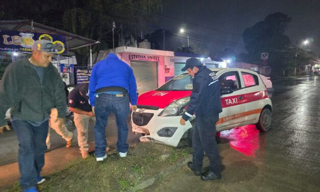Conductor ebrio choca taxi contra camellón en el libramiento López Mateos